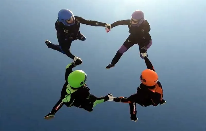 A vertical four-way team builds a formation